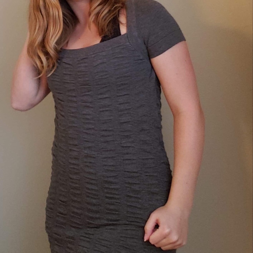 Tight-fit short sleeved grey dress